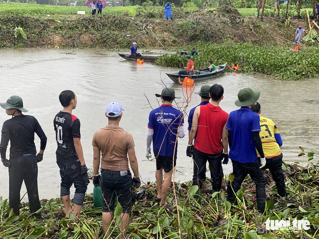 Một đoạn hồ được khơi thông sau hàng giờ trục vớt bèo tây, cây cỏ - Ảnh: ĐOÀN NHẠN