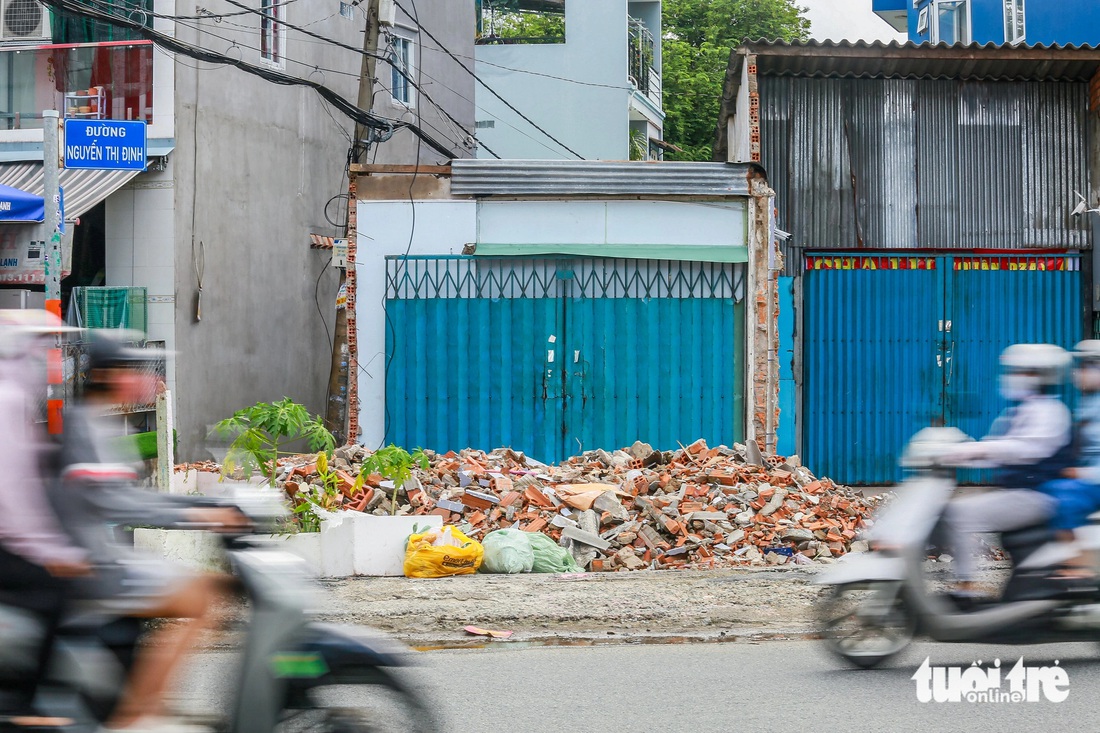 Gạch, bê tông còn ngổn ngang trước nhà - Ảnh: CHÂU TUẤN