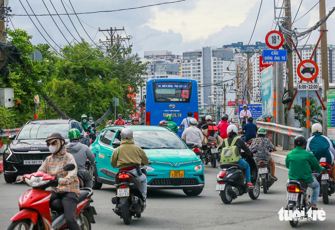 Hiện trạng phía đầu dự án (cầu Giồng Ông Tố) với chiều rộng khoảng 7m, thường xuyên xảy ra tình trạng ùn ứ xe cộ - Ảnh: CHÂU TUẤN