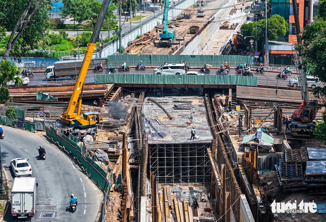 Hầm chui dự án Trần Quốc Hoàn - Phan Thúc Duyện (cửa ngõ sân bay Tân Sơn Nhất) đã thành hình - Ảnh: CHÂU TUẤN