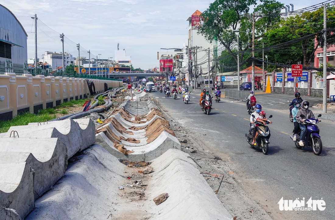 Tại dự án nâng cấp mở rộng đường Hoàng Hoa Thám (nối đường Cộng Hòa đến nhà ga T3), đơn vị thi công tập kết vật liệu xây dựng, ống nước,... bên đường - Ảnh: VIỄN PHONG