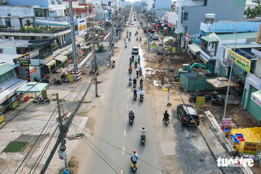 Còn tại dự án xây dựng đường Tân Kỳ Tân Quý (dài 1,98km, từ đường Bình Long đến Mã Lò, quận Bình Tân, khởi công vào tháng 3-2023), hiện nhiều đoạn đường đã được mở rộng lên 30m, thay thế cống thoát nước - Ảnh: PHƯƠNG NHI