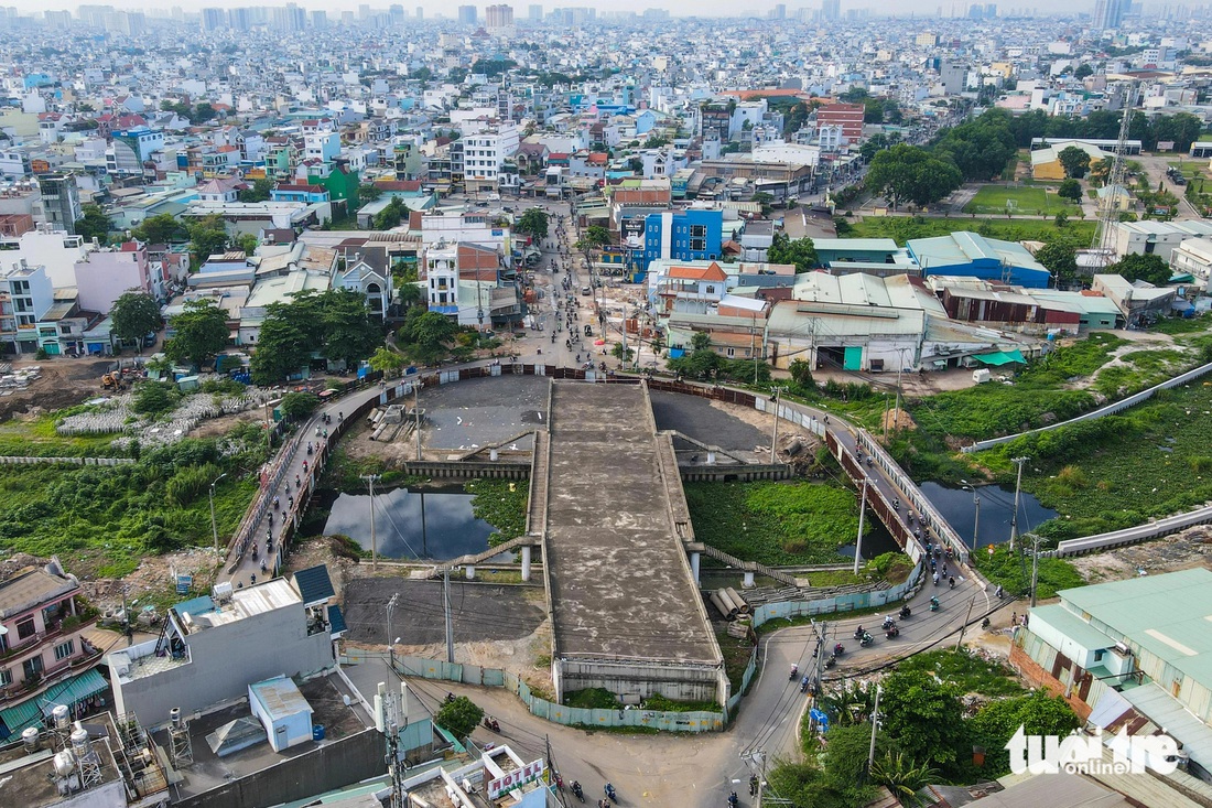 Dự án cầu Tân Kỳ Tân Quý vừa được xây dựng trở lại sau 6 năm "đứng hình". Từ cảnh nằm trơ khung, vắng bóng công nhân, công trường nay đã nhộn nhịp trở lại - Ảnh: PHƯƠNG NHI