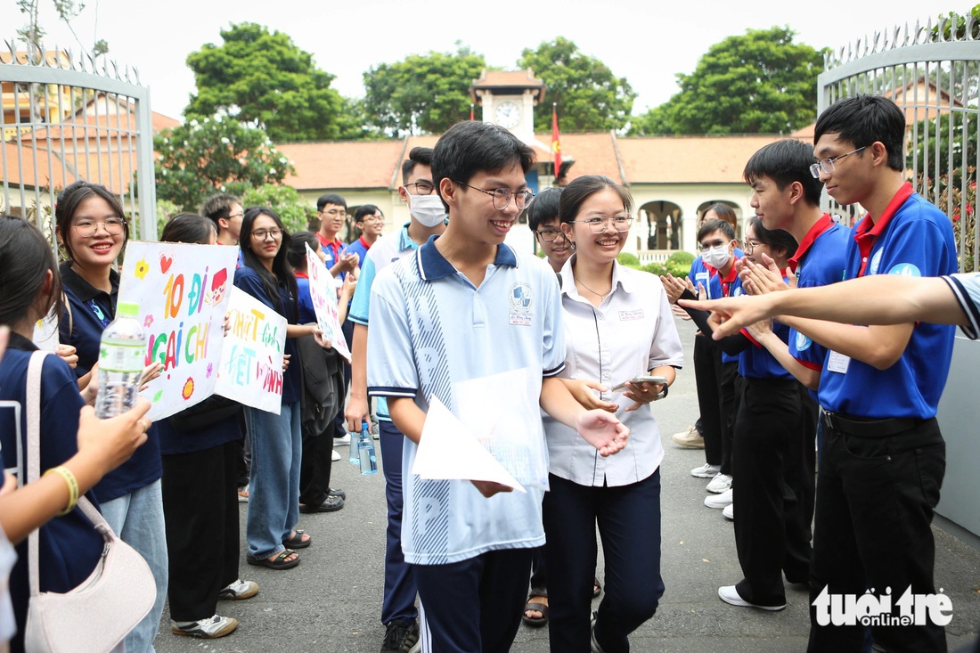 Thí sinh ở điểm thi THPT Chuyên Lê Hồng Phong (quận 5) sau giờ buổi thi sáng 27-6 - Ảnh: PHƯƠNG QUYÊN