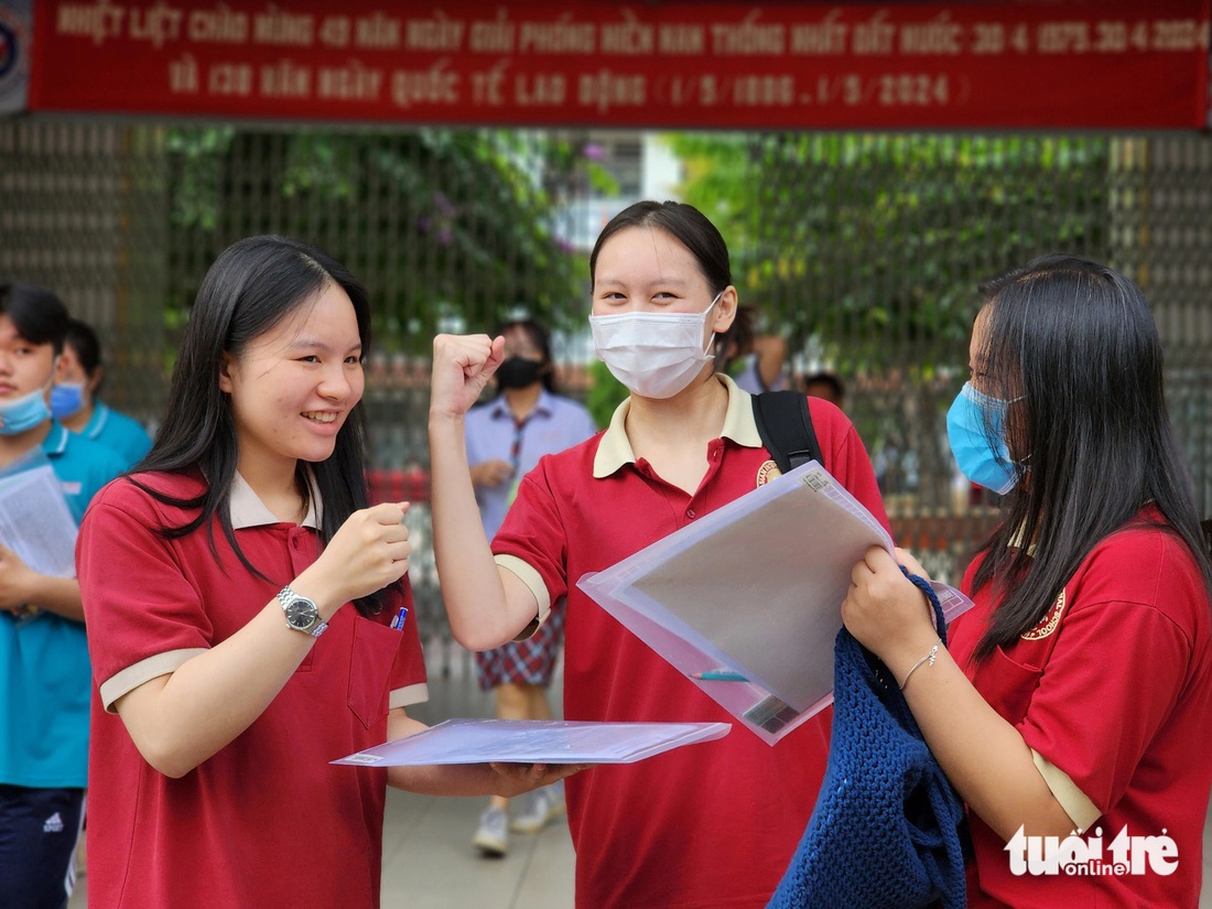 Thí sinh tại điểm Trường THCS Trần Văn Ơn (quận 1) 'trúng tủ' môn văn - Ảnh: NGỌC PHƯỢNG