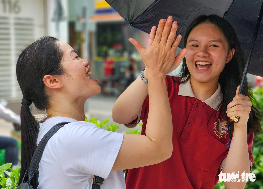 Thí sinh cùng giáo viên ăn mừng sau môn thi văn - Ảnh: NGỌC PHƯỢNG