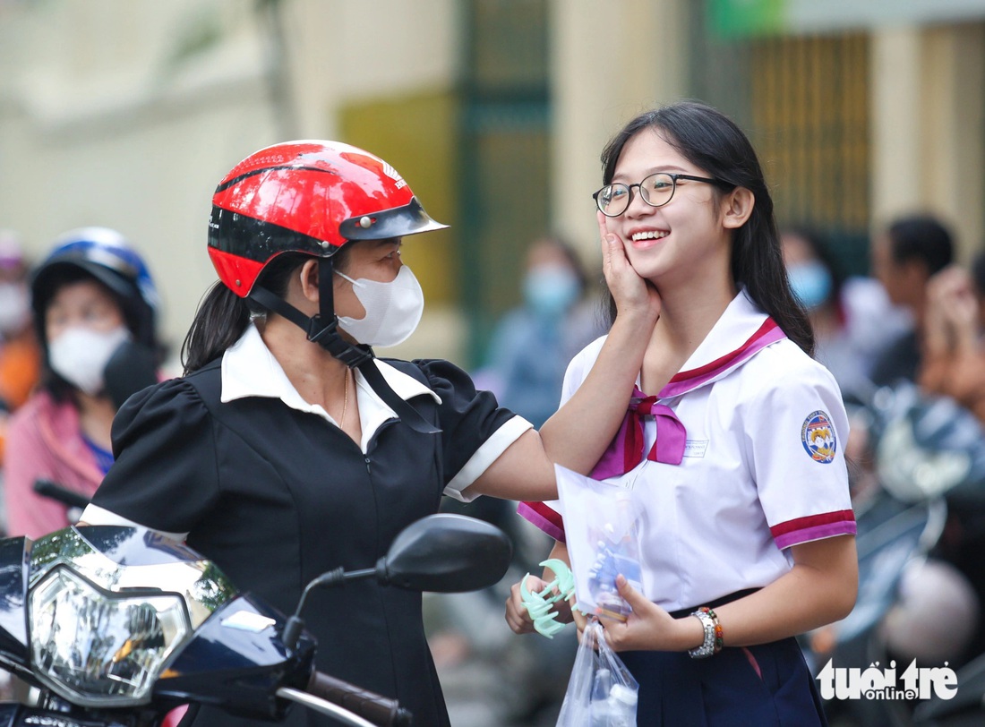 Thí sinh Ngọc Tú được mẹ động viên trước giờ thi môn văn - Ảnh: PHƯƠNG QUYÊN