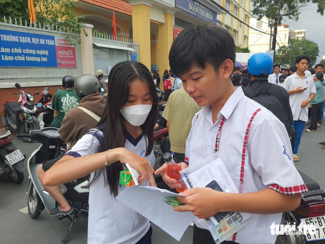 Em Nguyễn Thanh Sang tại điểm thi Trường Đoàn Thị Điểm, TP Cần Thơ cho biết đề thi toán em làm được 30 câu, dạng đề cũng trung bình không quá khó. Dự đoán có thể được 7 điểm - Ảnh: T. LŨY