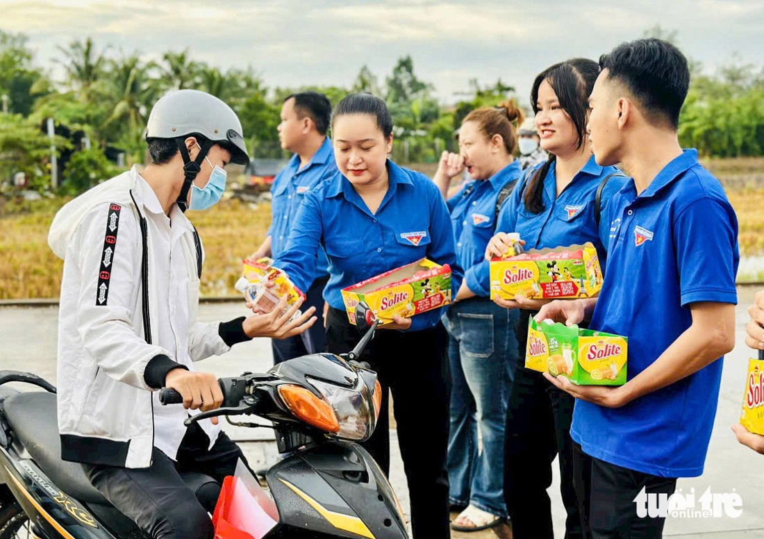 Huyện Đoàn Long Hồ phối hợp với Đoàn Trường đại học sư phạm Kỹ thuật Vĩnh Long phát nước, bánh ăn lót bụng, tổ chức xe ôm đưa đón thí sinh tại điểm thi THCS-THPT Phú Quới - Ảnh: CHÍ HẠNH