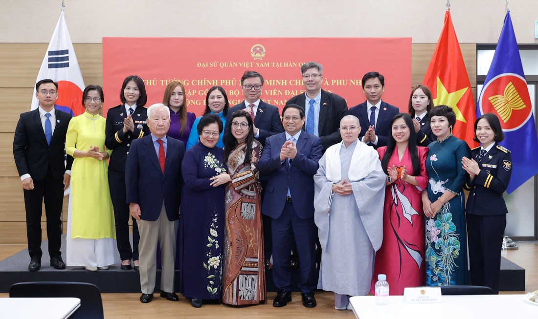 Thủ tướng Phạm Minh Chính và phu nhân chụp ảnh cùng một số kiều bào tại Hàn Quốc - Ảnh: NHẬT BẮC