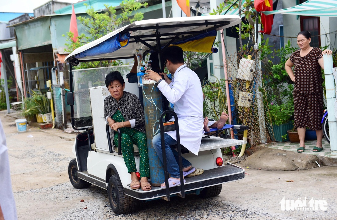 Chiếc xe điện là phương tiện cấp cứu chuyên dụng duy nhất trên xã đảo này, nhiều trường hợp cấp bách còn được vận chuyển bằng xe ba gác