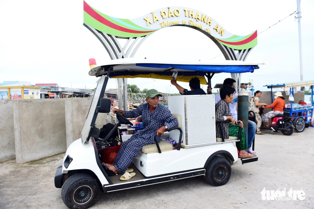 Ông Út Lan xung phong tình nguyện lái xe miễn phí cho xã đảo, dù bận đến đâu chỉ cần có ai đi cấp cứu ông liền bỏ dở công việc để tham gia vì theo ông 