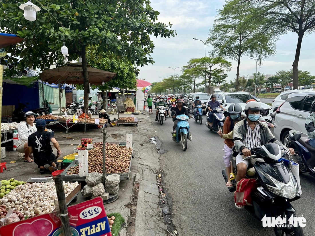 Hàng rong vây kín vỉa hè khu vực ngã tư Nguyễn Văn Linh - Phạm Hùng - Ảnh: NGỌC QUÝ