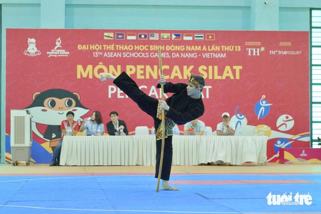 Vận động viên Nguyễn Thành Long với nội dung thi pencak silat