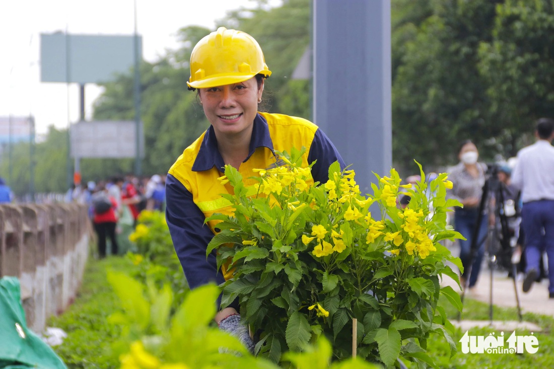 Phong trào "Đường tàu - Đường hoa" với phương châm "Mỗi cung đường - một loài hoa - Mỗi khu ga - một điểm đến" được Tổng công ty Đường sắt Việt Nam triển khai vào đầu năm 2023, nhằm mang đến vẻ đẹp riêng cho đường sắt Việt Nam - Ảnh: TIẾN QUỐC