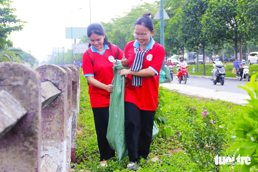 Ngày ra quân trồng hoa, dọn dẹp vệ sinh dọc tuyến đường sắt khu vực Thủ Đức có sự tham gia của đoàn thể thanh niên tình nguyện thuộc địa phương - Ảnh: TIẾN QUỐC