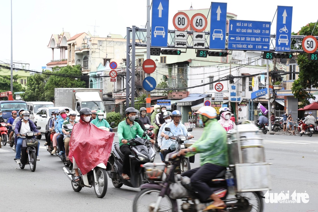 Dự án hiện chưa hoàn thành công tác cập nhật quy mô hoàn chỉnh nút giao Ngã Tư Đình vào quy hoạch 1/2.000 của quận 12. TP.HCM yêu cầu quận 12 sớm điều chỉnh tổng thể các đồ án quy hoạch 1/2.000 được duyệt tại khu vực trước ngày 20-6, trong đó có nút giao Ngã Tư Đình. Quận 12 khẩn trương bàn giao hết mặt bằng đến cuối tháng 9. Sở Giao thông vận tải sớm có ý kiến về nút giao thông trước ngày 20-6 - Ảnh: THẢO LÊ