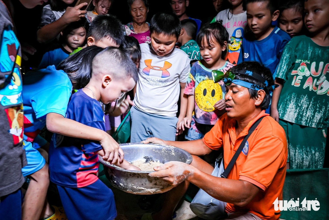 Các em nhỏ là những người vui nhất khi lần đầu tiên trong đời được tận mắt thấy rùa con ngay trước mặt mình - Ảnh: DŨNG NHÂN