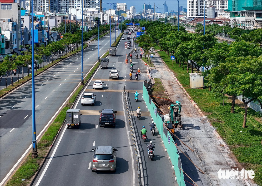 Đường Võ Văn Kiệt rộng khoảng 60m, dài hơn 13km tính từ cầu Calmette (quận 1) đến nút giao quốc lộ 1. Đây là trục đường quan trọng của TP.HCM, mỗi ngày có lượng lớn xe cộ đi lại - Ảnh: CHÂU TUẤN