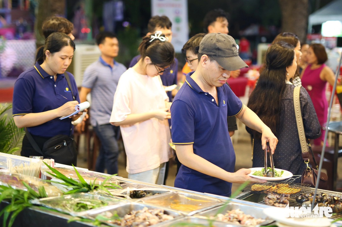 Ông Hoàng Văn Bá, tổng giám đốc Công ty Văn hóa Đầm Sen, cho biết Liên hoan ẩm thực "Hương sắc phương Nam" lần 2 năm 2024 diễn ra trong 4 ngày, từ ngày 11 đến 14-7