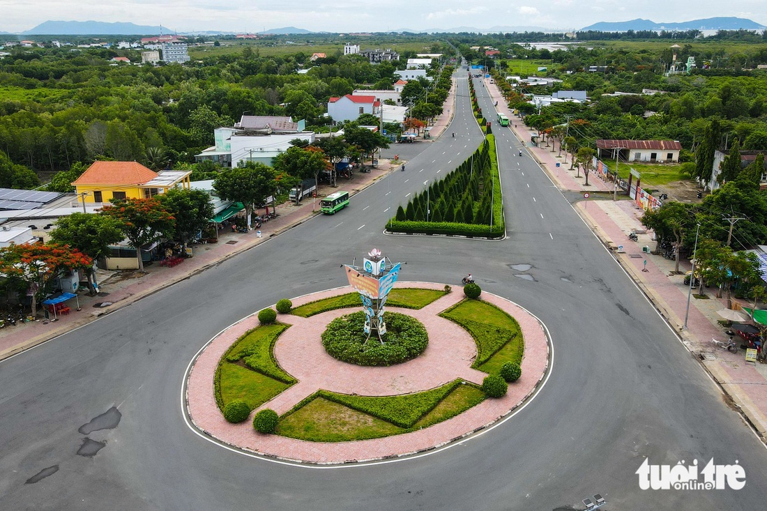 Điểm cuối đường Rừng Sác tại vòng xoay Long Hòa - Cần Thạnh. Từ đây, người dân có thể tiếp tục di chuyển vào khu du lịch 30-4