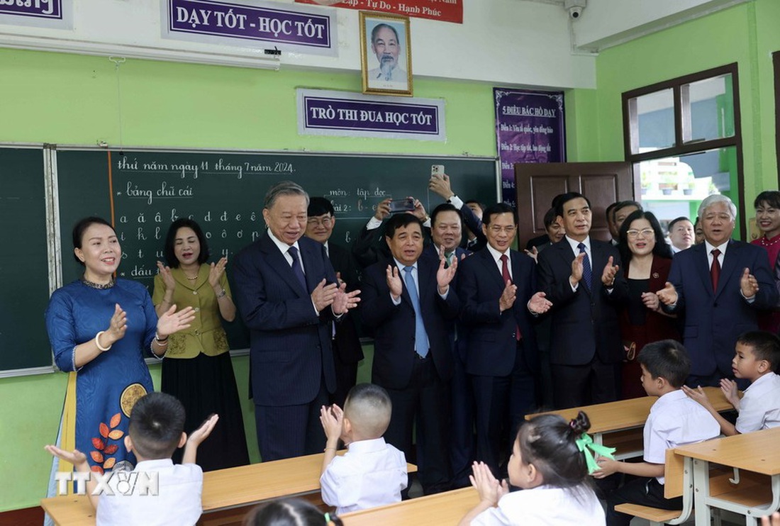 Chủ tịch nước Tô Lâm cùng đoàn đại biểu thăm một lớp học ở Trường Nguyễn Du, thủ đô Vientiane (Lào) - Ảnh: TTXVN