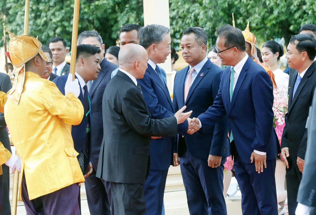 Quốc vương Campuchia Norodom Sihamoni giới thiệu với Chủ tịch nước Tô Lâm quan chức Campuchia tại lễ đón - Ảnh: TTXVN