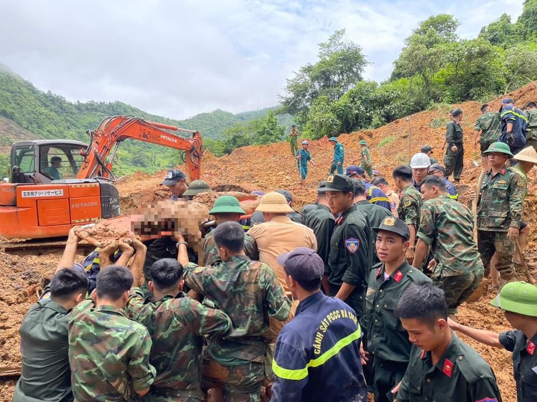 Một nạn nhân được lực lượng chức năng đưa ra khỏi khối đất đá - Ảnh: Công an Hà Giang