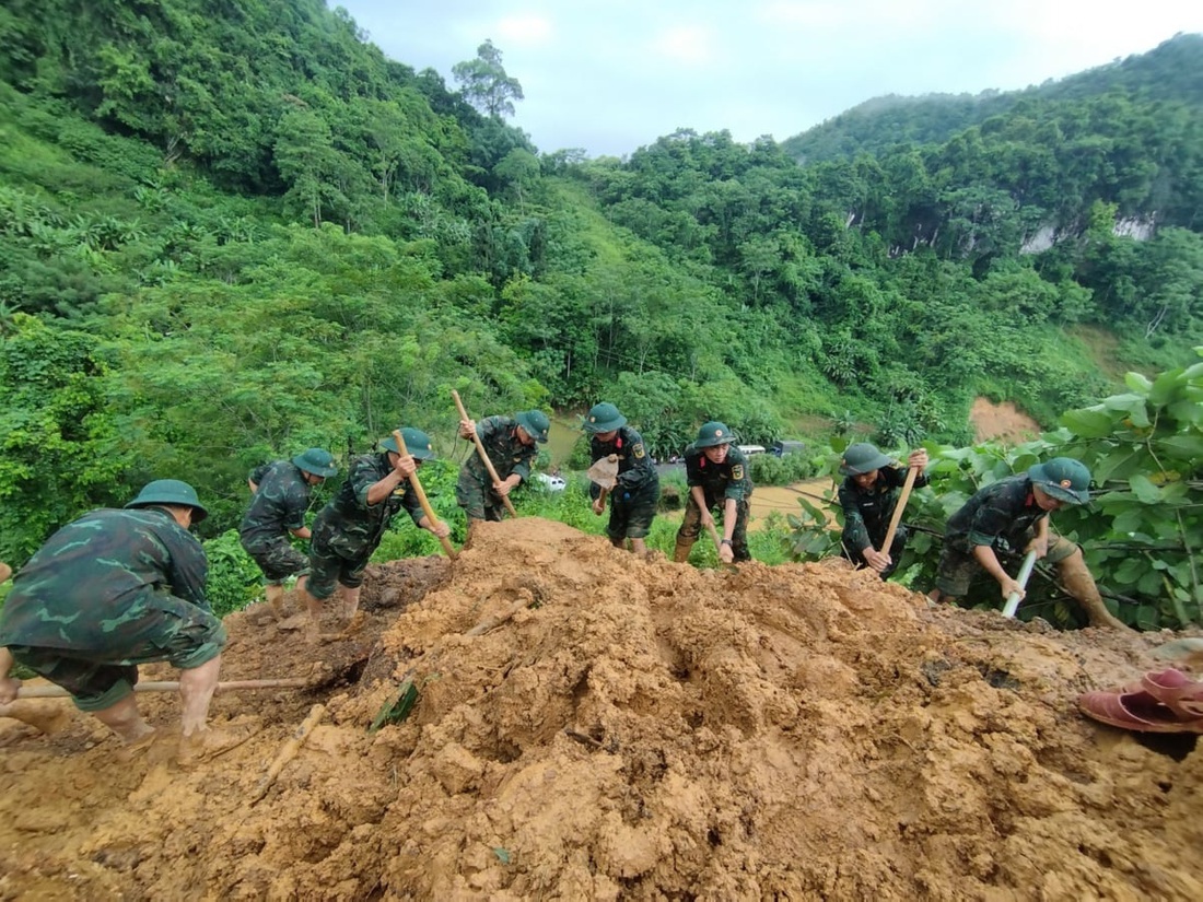 Việc tìm kiếm diễn ra từ sáng và vẫn đang tiếp tục - Ảnh: Bộ chỉ huy quân sự tỉnh Hà Giang