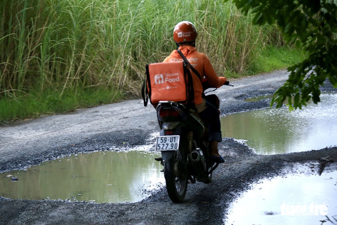 Người dân di chuyển khó khăn trên đường Muồng Tím (phường Cát Lái, TP Thủ Đức) - Ảnh: KSOR QUÝ