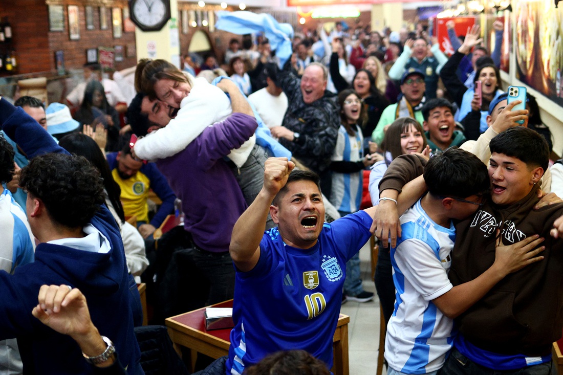 Niềm vui vỡ òa của người dân Argentina ở Buenos Aires - Ảnh: REUTERS