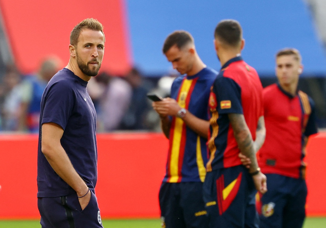 Harry Kane xuất hiện trên sân Olympiastadion để khởi động - Ảnh: REUTERS