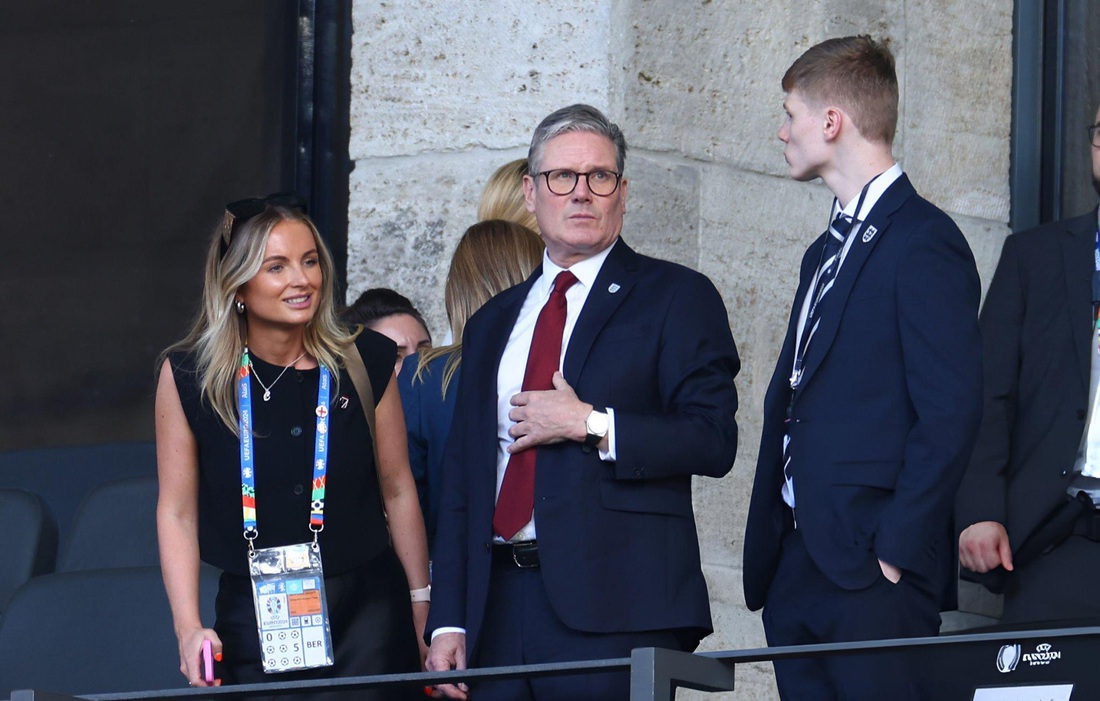 Thủ tướng Anh Keir Starmer xuất hiện trên khán đài sân Olympiastadion - Ảnh: GETTY