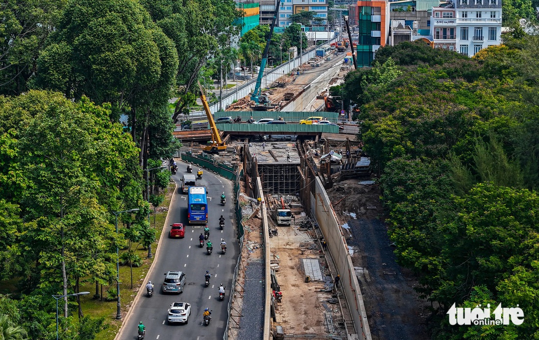 Theo ghi nhận những ngày qua, việc xây dựng hầm chui Trần Quốc Hoàn được các đơn vị thi công nhanh chóng. Chỉ vài tháng, phần hầm ngầm đã rõ hình dáng - Ảnh: CHÂU TUẤN