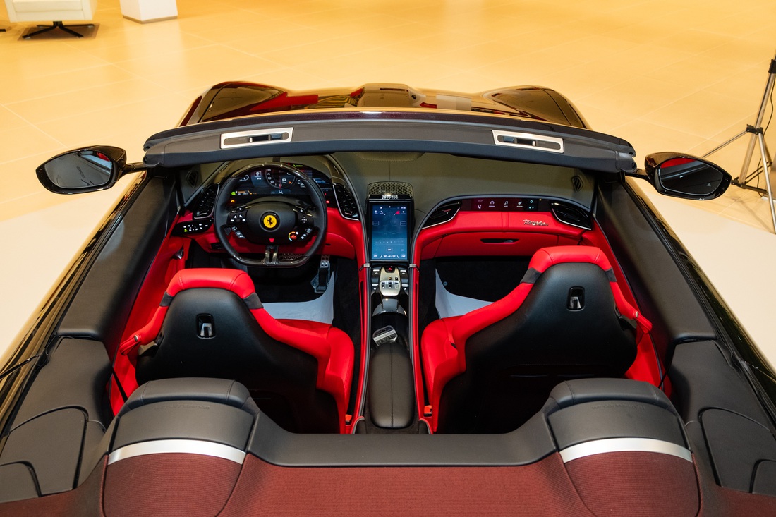 Cabin Ferrari Roma Spider bao gồm 2 không gian riêng biệt. Mỗi không gian dành cho người lái và hành khách. Không gian độc đáo này được tạo ra trong quá trình phát triển khái niệm buồng lái kép, vốn có nguồn gốc sâu xa từ lịch sử của thương hiệu với những chiếc xe từ những năm 1970.