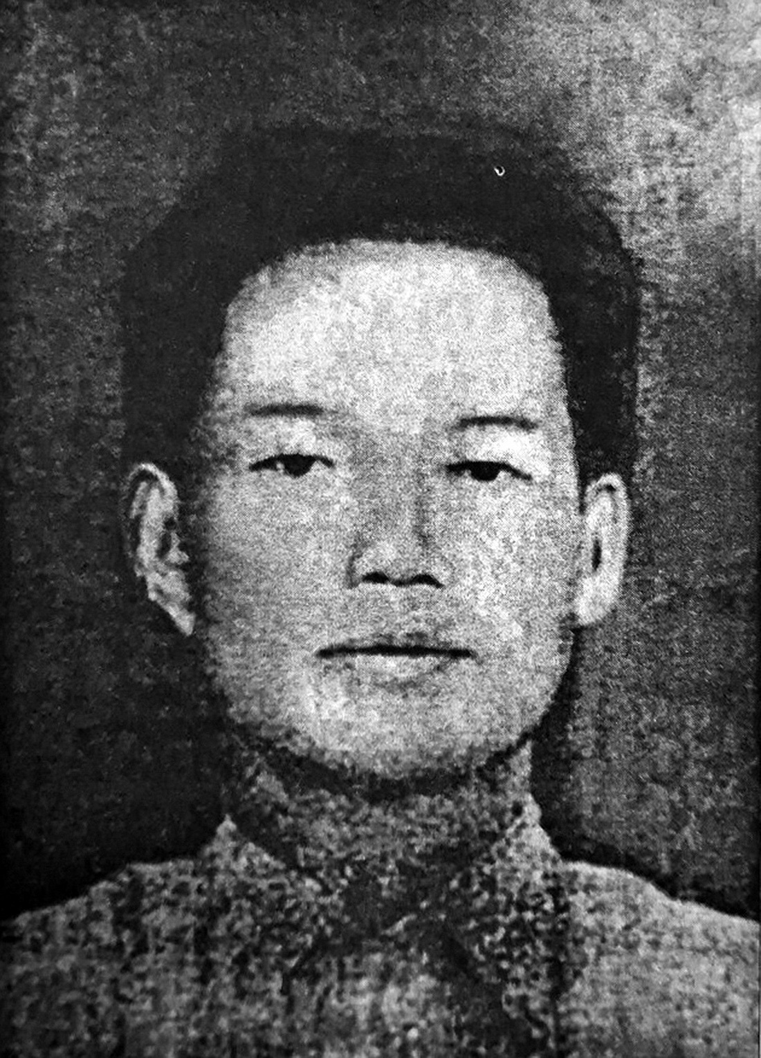 Ảnh Nguyễn An Ninh trong tờ truy nã của cảnh sát Nam Kỳ năm 1937. Nguồn: Cuốn Nguyễn An Ninh qua hồi ức của những người thân (Trung tâm nghiên cứu quốc học, NXB Văn học)