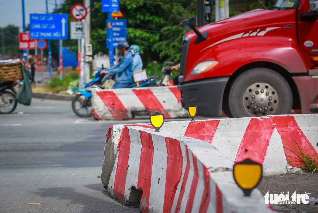 Vạch sơn trắng đỏ và phản quang được gắn trên dải phân cách làn đường ở vòng xoay Mỹ Thủy - Ảnh: CHÂU TUẤN