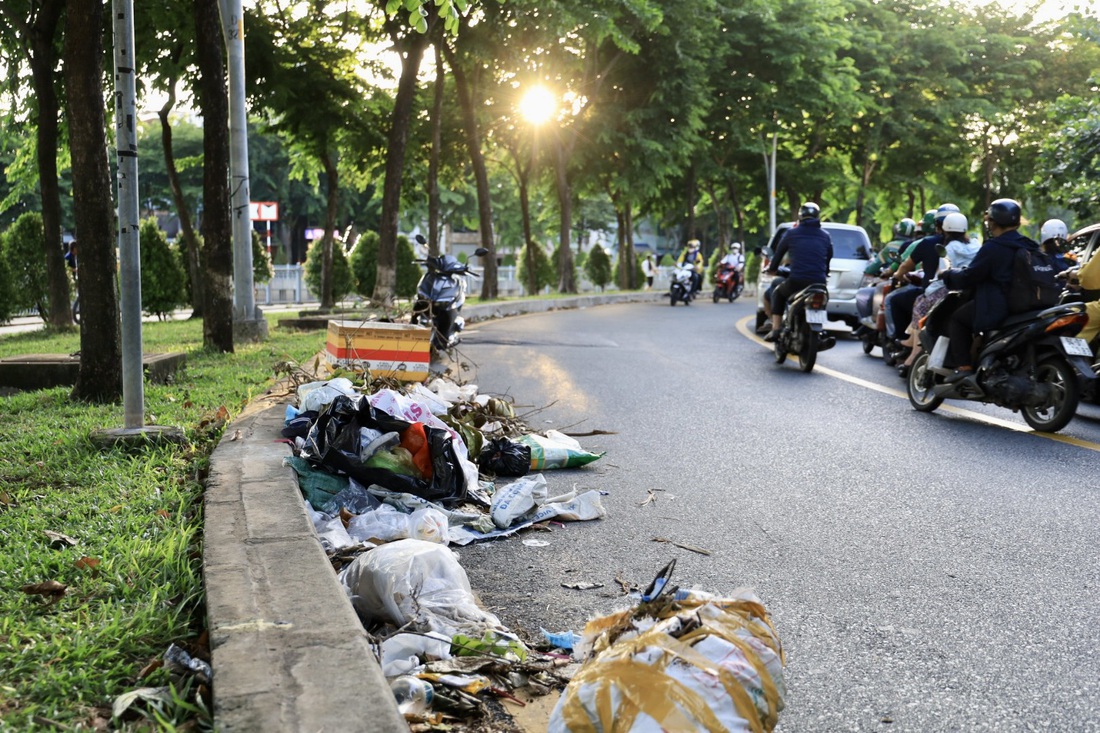 Bãi rác lớn ngổn ngang ngay dưới lòng đường Trường Sa, gây khó khăn cho xe cộ qua lại - Ảnh: NGỌC QUÝ