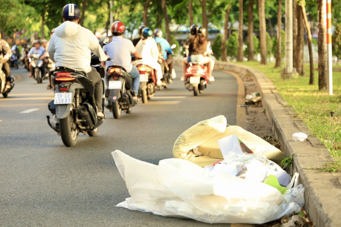 Gối, nệm, thùng xốp được vứt ngay dưới lòng đường - Ảnh: NGỌC QUÝ