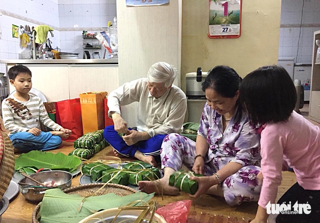 Tổng bí thư Nguyễn Phú Trọng tự tay gói bánh chưng cùng gia đình trong một dịp giáp Tết - Ảnh: NGUYỄN KIM PHÚ (nguyên cán bộ Cục Quản trị T.78)