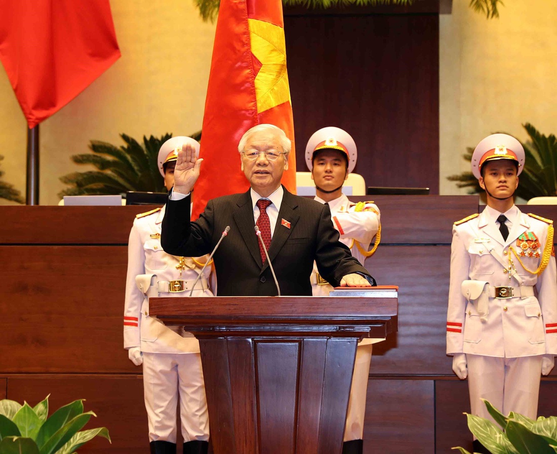 Tổng bí thư Nguyễn Phú Trọng, Chủ tịch nước Cộng hòa xã hội chủ nghĩa Việt Nam nhiệm kỳ 2016-2021 thực hiện nghi thức tuyên thệ nhậm chức trước Quốc hội, đồng bào và cử tri cả nước. Ảnh: TTXVN