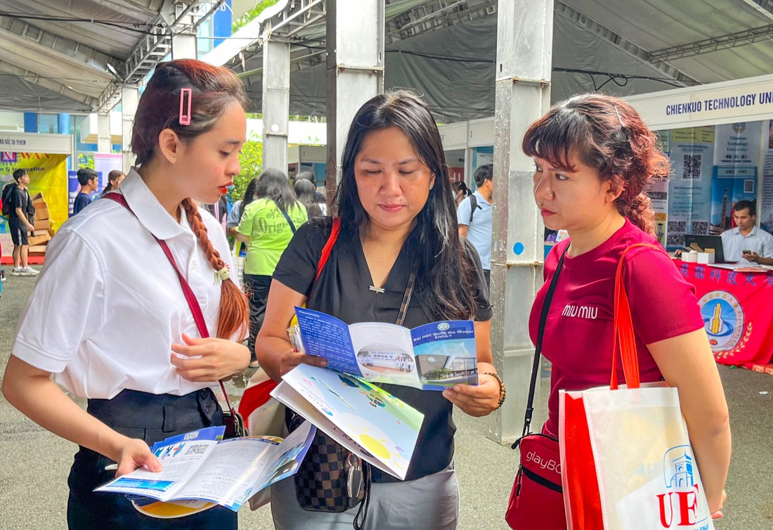 Cô Tuyến (giữa) và cô Thủy (bìa phải) được chị Lê Chung Hoa - bộ phận tuyển sinh Khoa Y - tư vấn chi tiết về chỉ tiêu tuyển sinh và khối ngành xét tuyển - Ảnh: TRẦN KIM QUYÊN