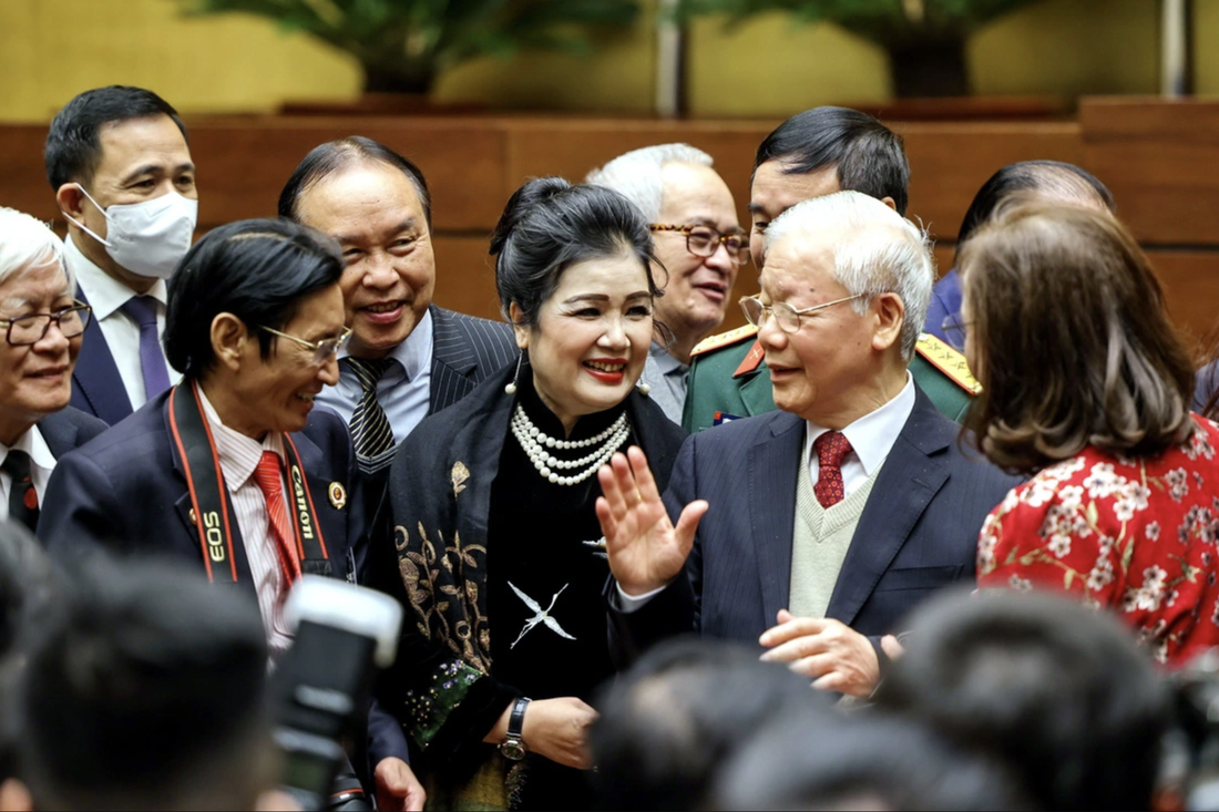 Tổng Bí thư Nguyễn Phú Trọng trò chuyện với các đại biểu tham dự Hội nghị văn hóa toàn quốc tổ chức sáng 24-11 tại Nhà Quốc hội - Ảnh: NGUYỄN KHÁNH