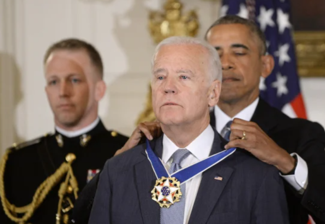 Tổng thống Mỹ khi đó là ông Obama trao Huân chương Tự do cho phó tổng thống Biden vào năm 2017 - Ảnh: GETTY IMAGES