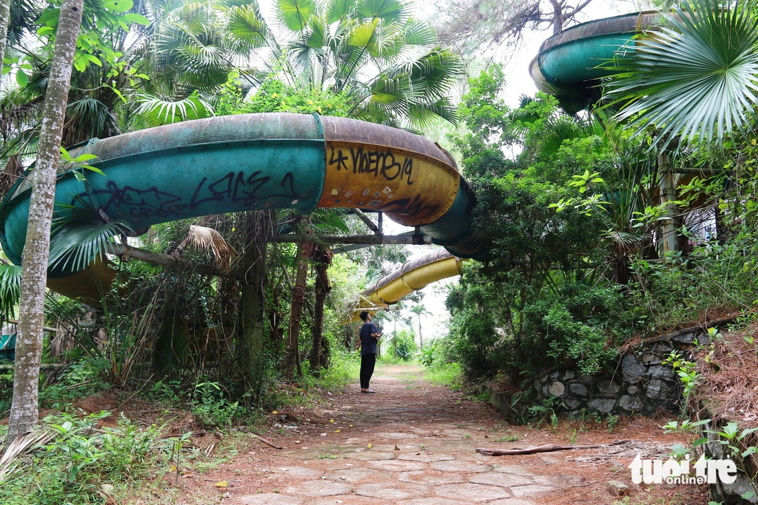 Khu công viên nước bỏ hoang tại công viên hồ Thủy Tiên dự kiến sẽ chỉnh trang làm công viên Hà Nội - Huế - Sài Gòn - Ảnh: NHẬT LINH