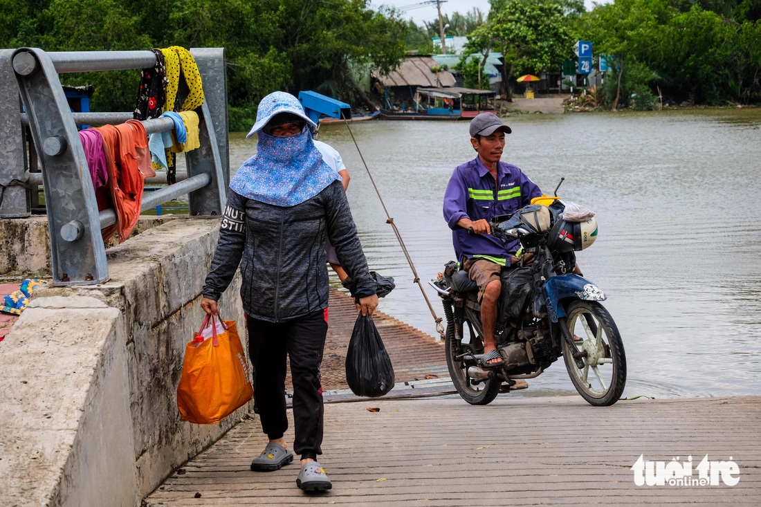 Nhiều người dân cho biết nếu không đi đò, họ sẽ phải đi đường bộ xa hơn nhiều. Do vậy mỗi ngày học sinh, người lao động đều tranh thủ dậy sớm ra sông đợi đò