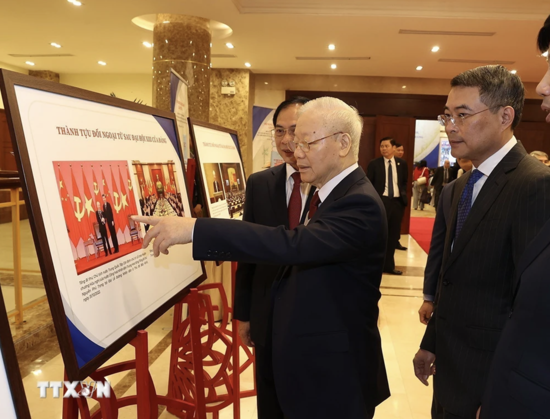 Tổng bí thư Nguyễn Phú Trọng tham quan triển lãm thành tựu đối ngoại Việt Nam sau Đại hội XIII tại Hội nghị Ngoại giao thứ 32 tháng 12-2023 - Ảnh: TTXVN