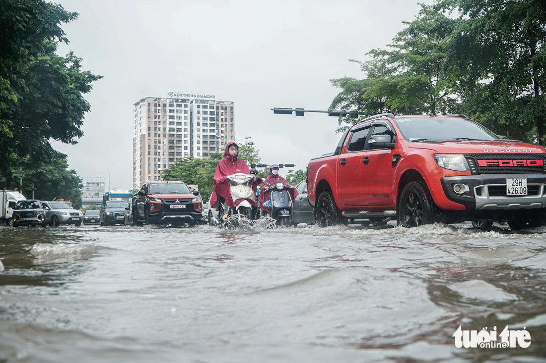 Phố Đàm Quang Trung, Cổ Linh đã bị ngập từ đêm 23 đến sáng 24-7 vẫn chưa rút hết nước - Ảnh: PHẠM TUẤN