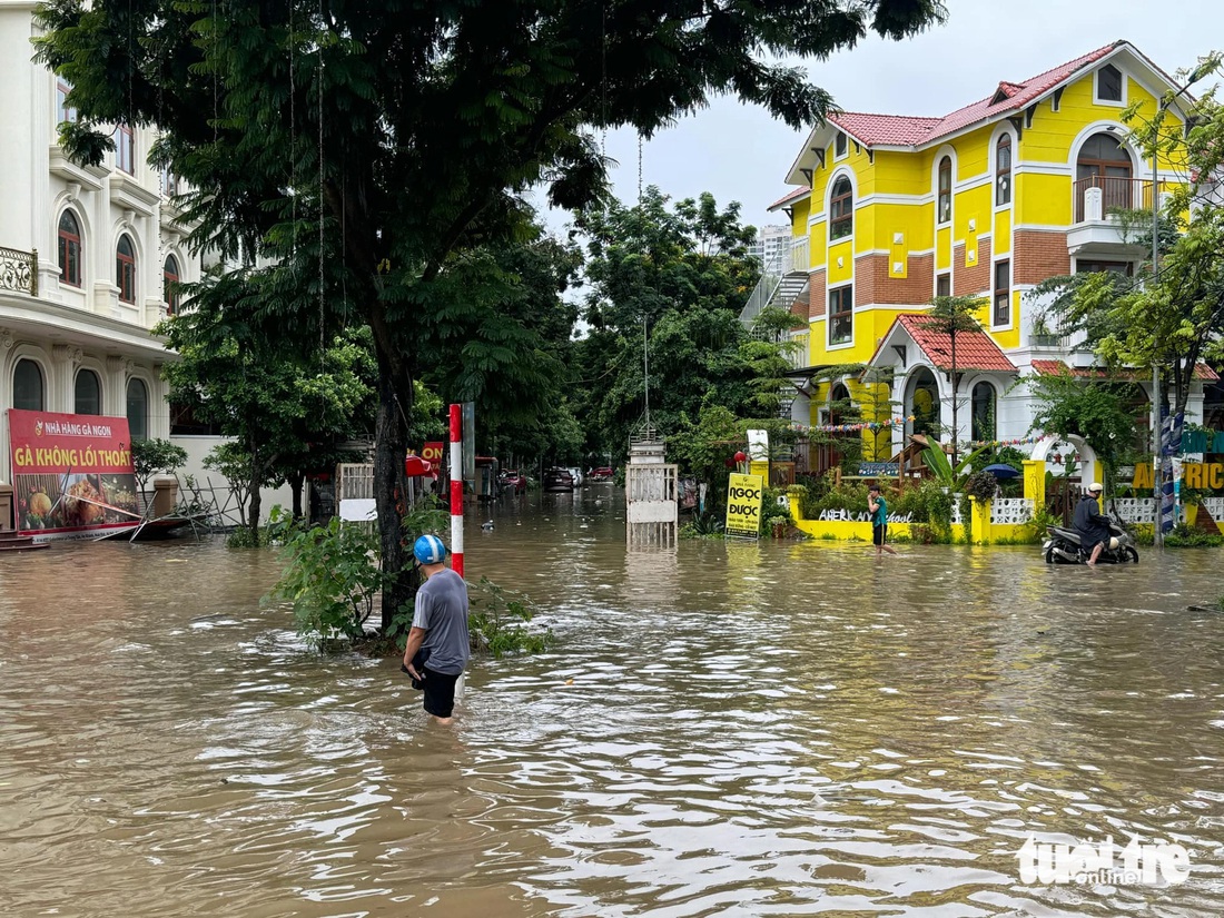 Một khu đô thị tại Hà Nội ngập sâu - Ảnh: THÀNH CHUNG