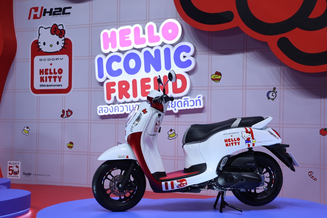 Honda Scoopy thêm bản Hello Kitty hút phái nữ, giá dễ trên 70 triệu nếu về Việt Nam- Ảnh 8. Honda Scoopy Hello Kitty Limited Edition được phân phối ở Thái Lan từ ngày 15-8-2024 với giá đề xuất 57.900 baht (40,5 triệu đồng). Giá này cao hơn Scoopy thường có khởi điểm 49.900 baht (35 triệu đồng)